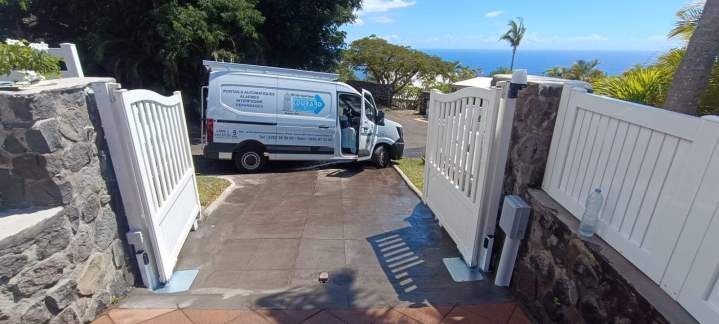 Portail automatique en bois La Réunion