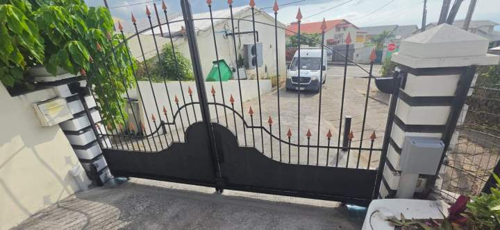 Installation portail motorisé en fer forgé La Réunion